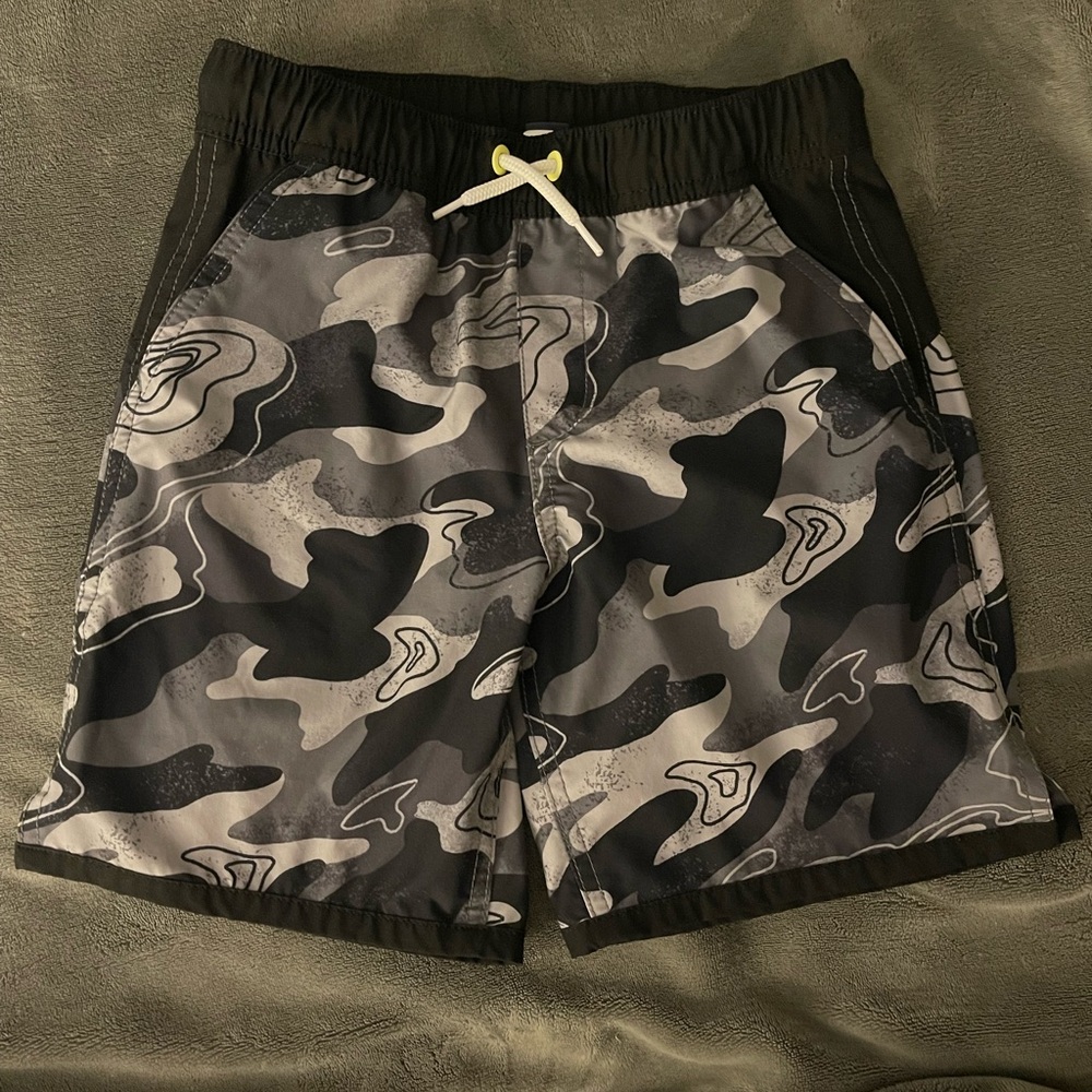 Like new! Lands End boys size 8 (M) brief lined Swim Trunks